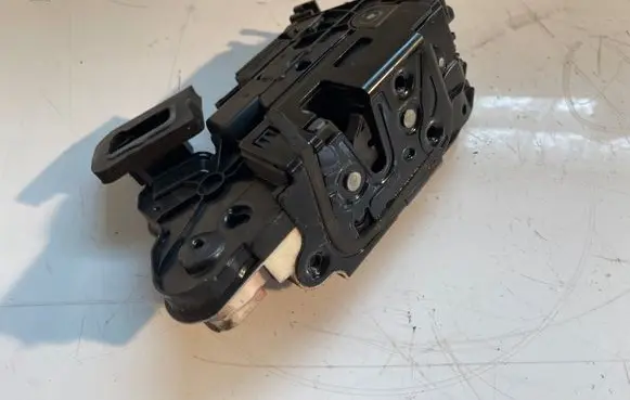 Skoda Yeti (5L) Front door lock 5K1837015B