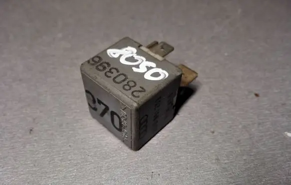 Volkswagen PASSAT B5.5 Other relay 8D0951253 V23134J52X300