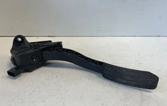 Accelerator throttle pedal