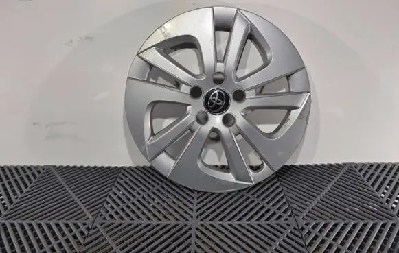 Toyota Prius (XW50) R15 wheel hub/cap/trim T0Y0TA