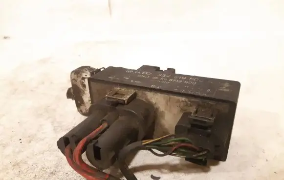 Volkswagen PASSAT B5 Coolant fan relay 357919506A 898719000