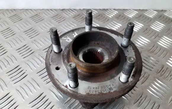 Opel Astra J Front wheel hub 13583479