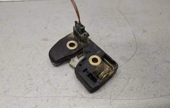 Volkswagen Golf III Tailgate/trunk/boot lock/catch/latch 1H6827505
