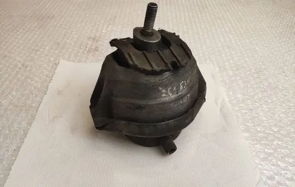 Engine mount bracket