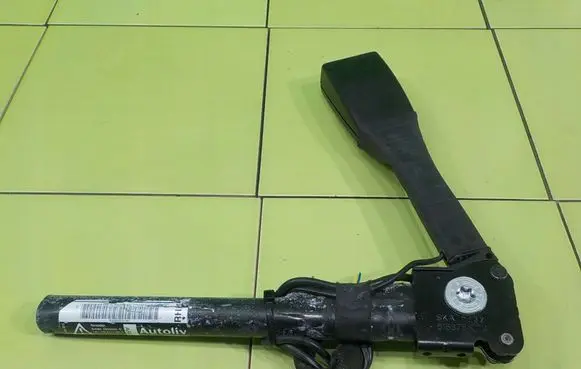 Opel Corsa D Front seatbelt 616046800C ZAPINKA