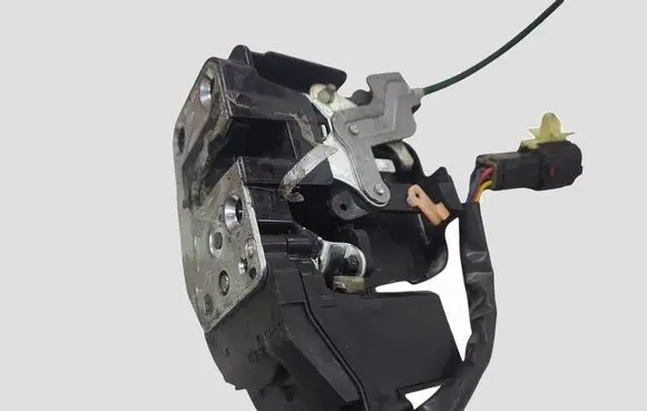 KIA Sorento Front door lock A045777