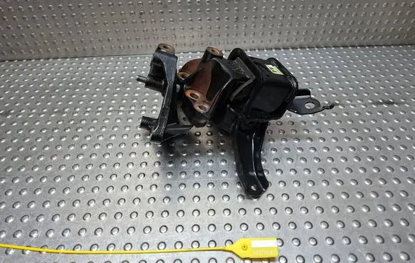 Toyota Yaris Engine mounting bracket S27725371