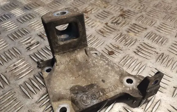 BMW 5 E39 Engine mounting bracket 6751226