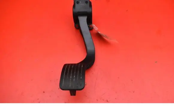 Accelerator throttle pedal