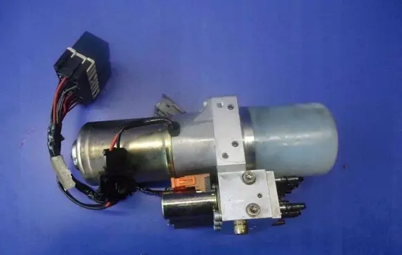 Audi A4 S4 B6 8E 8H Convertible roof hydraulic pump 8H0871611 DAI1101298