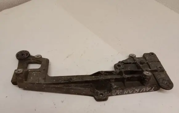 Volkswagen Touran I Engine mounting bracket 03G131159