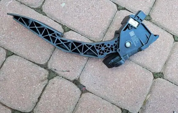 Opel Insignia B Accelerator throttle pedal 84657614