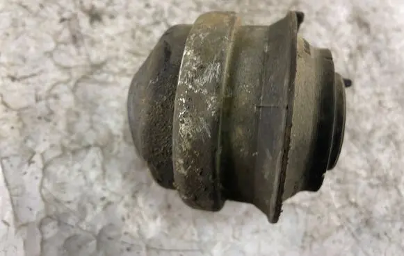 Mercedes-Benz C W202 Engine mount bracket