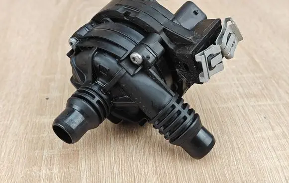 BMW 5 G30 G31 G38 Water pump 8840613