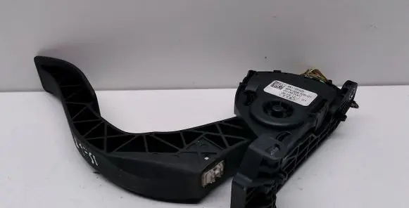 Accelerator throttle pedal