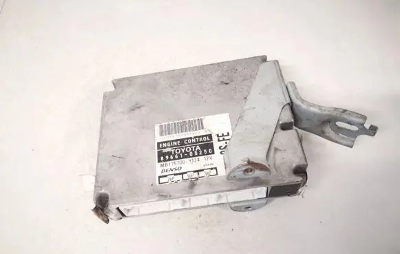 Toyota Avensis T220 Engine control unit/module 8966105250 89661-05250