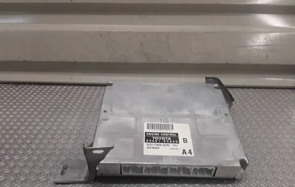Toyota Avensis T250 Engine control unit/module 8966105A40 MB1758008292