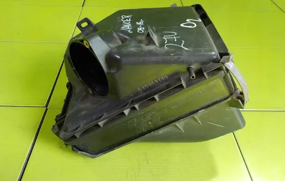 Mitsubishi Lancer VIII Air filter box 27U 0149004190