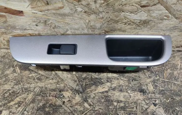 Nissan Tiida C11 Electric window control switch 82960EL11A