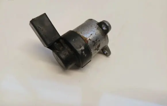 Audi A8 S8 D3 4E Fuel pressure regulator 