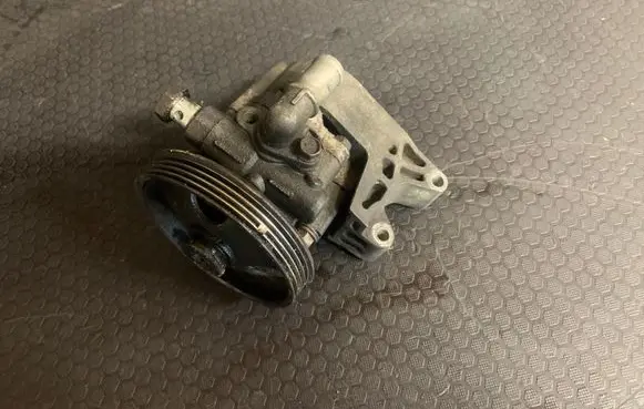 Opel Insignia A Power steering pump 13309333 3K125 D0001