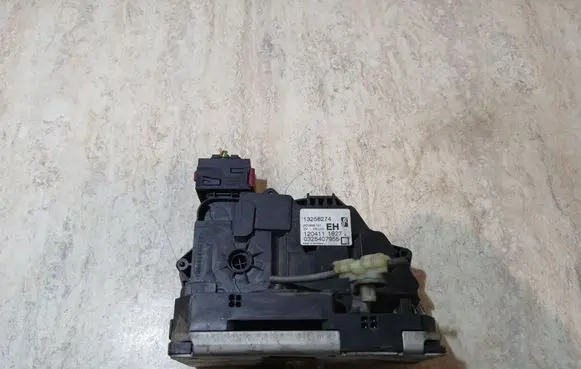 Opel Meriva B Front door lock 13258274