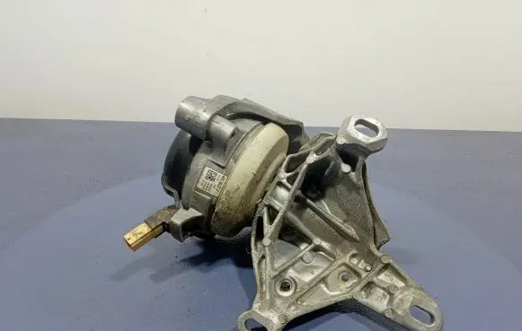 Engine mount vacuum valve