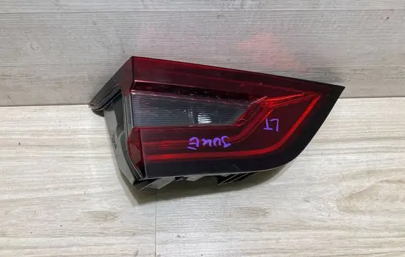 Tailgate rear/tail lights