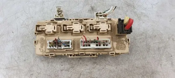 Nissan X-Trail T30 Fuse module A03708H7