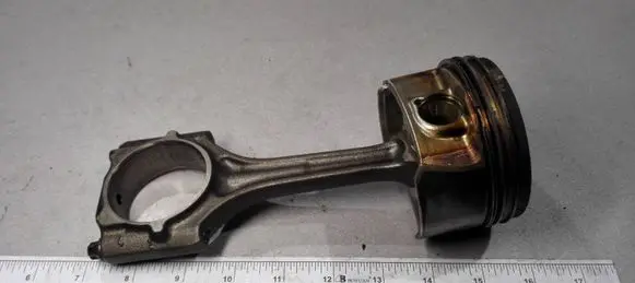 Volkswagen PASSAT B6 Piston with connecting rod W061