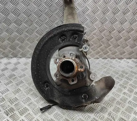 BMW 8 G14 Front wheel hub 2408654 6884381