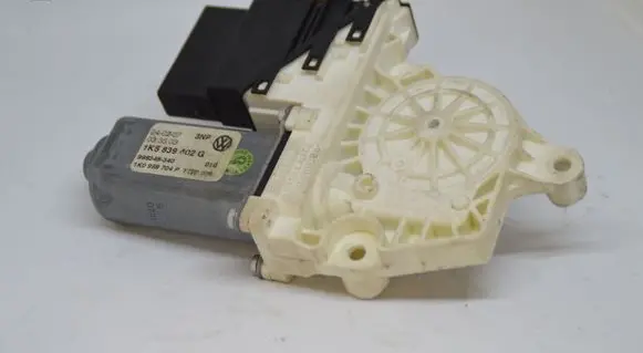 Volkswagen Jetta V Front door window regulator motor 1K5839402G 973622106