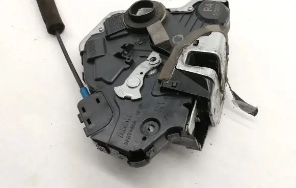 Lexus IS 220D-250-350 Front door lock