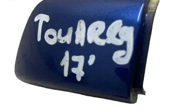 Volkswagen Touareg II Front door handle cover 7P6839167
