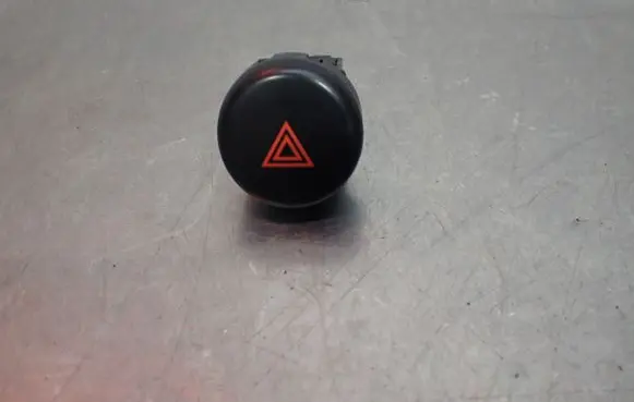 Nissan Juke I F15 Hazard light switch S31471
