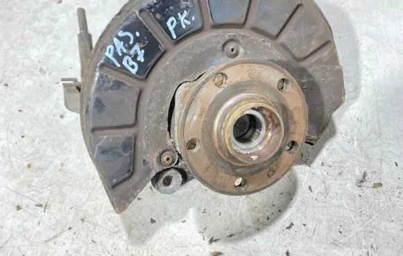 Volkswagen PASSAT B7 Front wheel hub spindle knuckle