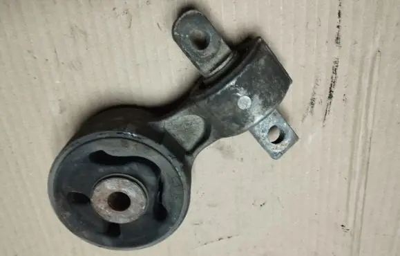 Honda Civic Engine mount bracket