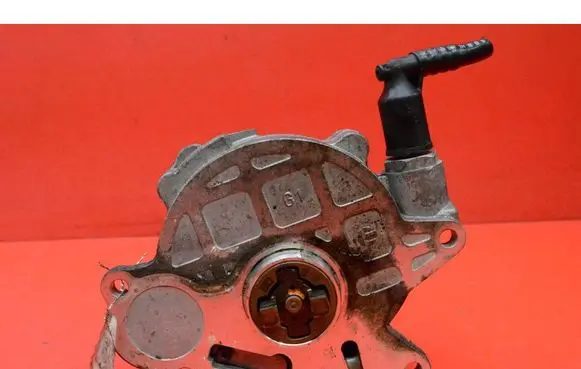 Volkswagen PASSAT CC Vacuum pump 03L145100F