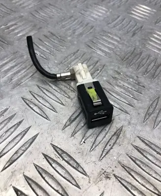 BMW 5 F10 F11 USB socket connector 9237656 BMW8410