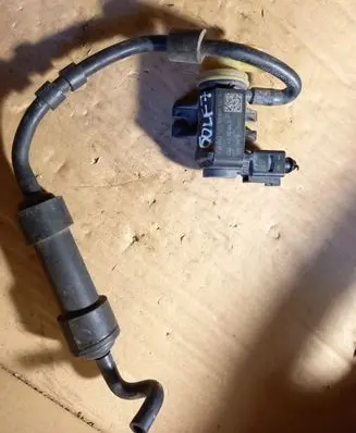 Volkswagen Golf VII Vacuum valve 04L131051F 1K0906627B