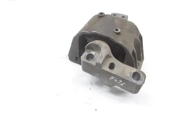 Volkswagen Golf IV Engine mount bracket