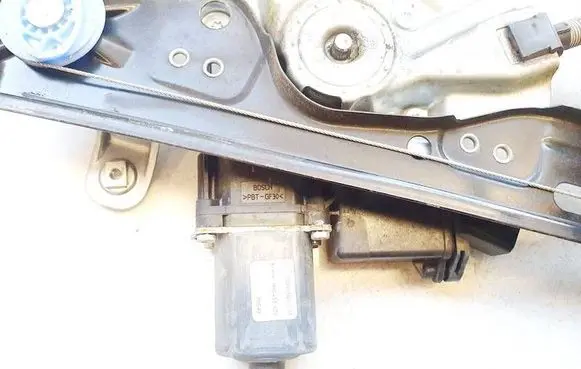 Toyota Aygo AB10 Front door window regulator motor 20951581 966435-105
