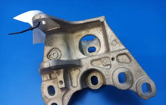 Land Rover Evoque II Engine mounting bracket K8D26P096AA