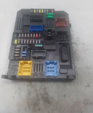 Peugeot 3008 II Fuse module 9830813080