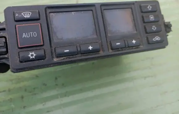 Audi A4 S4 B5 8D Climate control unit 8L0820043D 5HB00760804 D750201