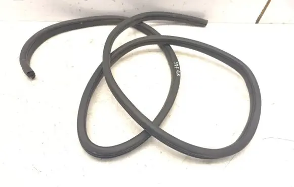 Rear door rubber seal (on body)