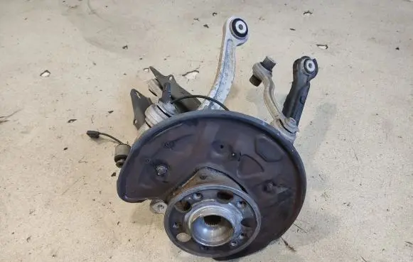 Rear wheel hub spindle/knuckle