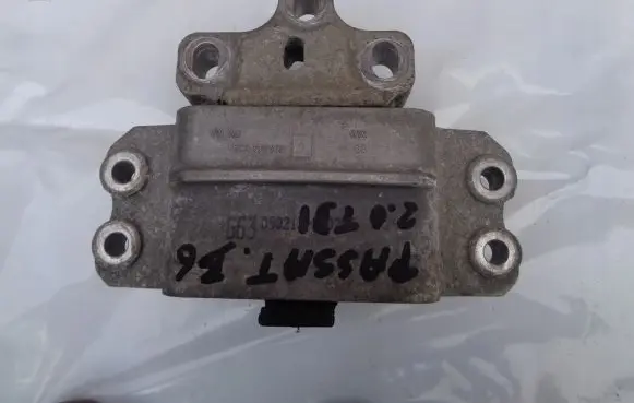 Volkswagen PASSAT B6 Engine mount bracket 4H0199308AE