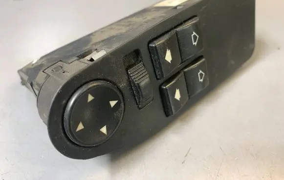 BMW 5 E39 Electric window control switch 8368988