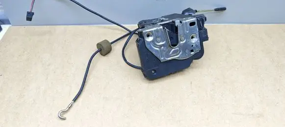 Mercedes-Benz C W203 Front door lock 2037200435